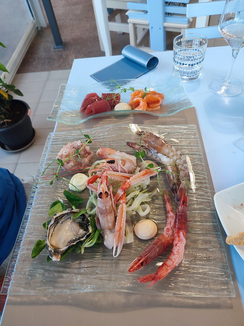 Gran crudo di mare su vassoio di vetro