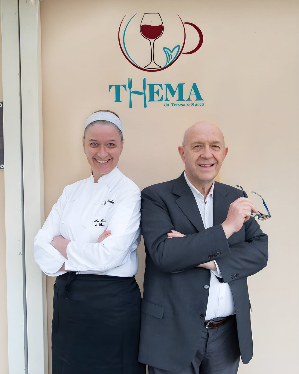 Teresa e Marco davanti al logo THEMA
